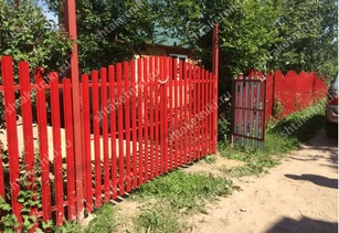 Забор евроштакетник горокой в Барнауле цвет рубин