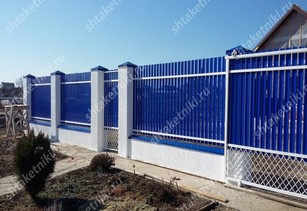 Фото забора из синего штакетника в Барнауле